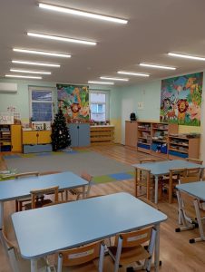 sala zajęć , 4 stoliki kolor niebieski, tapety, dywan